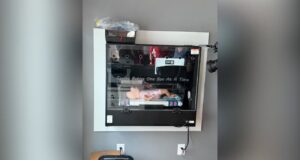 Safe Haven Baby Box: abren primera incubadora en Shelby Demostración de una muñeca dentro de la incubadora Safe Haven Baby Box instalada en la pared gris de la estación.