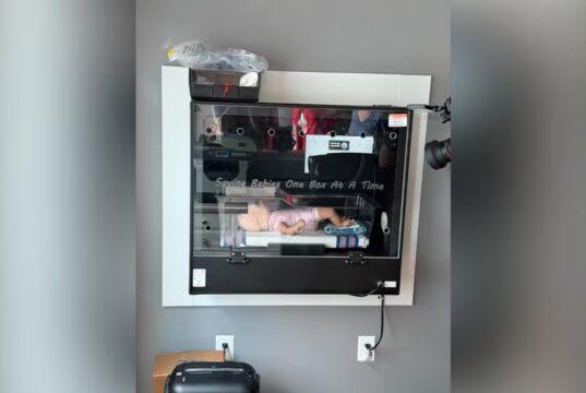 Safe Haven Baby Box: abren primera incubadora en Shelby Demostración de una muñeca dentro de la incubadora Safe Haven Baby Box instalada en la pared gris de la estación.