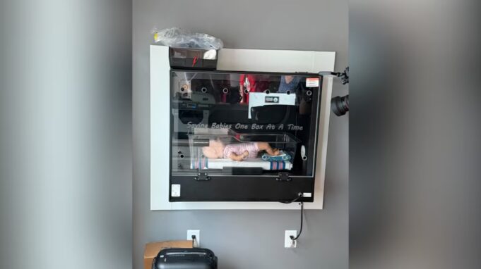 Safe Haven Baby Box: abren primera incubadora en Shelby Demostración de una muñeca dentro de la incubadora Safe Haven Baby Box instalada en la pared gris de la estación.
