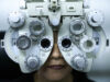 Salud visual en Latinoamérica: Roche busca frenar la ceguera Paciente realiza un examen de salud visual con un foróptero óptico durante una evaluación de la retina.