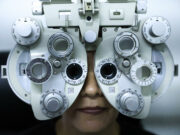 Salud visual en Latinoamérica: Roche busca frenar la ceguera Paciente realiza un examen de salud visual con un foróptero óptico durante una evaluación de la retina.