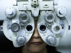 Salud visual en Latinoamérica: Roche busca frenar la ceguera Paciente realiza un examen de salud visual con un foróptero óptico durante una evaluación de la retina.