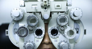 Salud visual en Latinoamérica: Roche busca frenar la ceguera Paciente realiza un examen de salud visual con un foróptero óptico durante una evaluación de la retina.