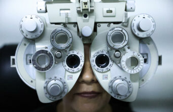 Salud visual en Latinoamérica: Roche busca frenar la ceguera Paciente realiza un examen de salud visual con un foróptero óptico durante una evaluación de la retina.