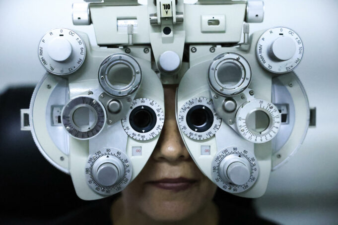Salud visual en Latinoamérica: Roche busca frenar la ceguera Paciente realiza un examen de salud visual con un foróptero óptico durante una evaluación de la retina.