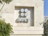 SAT alerta por empresas fantasma y facturas falsas en 2026 Fachada exterior del edificio del Servicio de Administración Tributaria SAT en México bajo la luz del día.