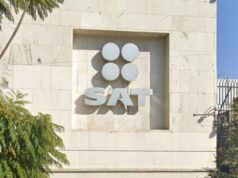 SAT alerta por empresas fantasma y facturas falsas en 2026 Fachada exterior del edificio del Servicio de Administración Tributaria SAT en México bajo la luz del día.