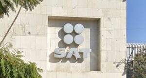 SAT alerta por empresas fantasma y facturas falsas en 2026 Fachada exterior del edificio del Servicio de Administración Tributaria SAT en México bajo la luz del día.