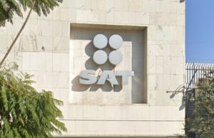 SAT alerta por empresas fantasma y facturas falsas en 2026 Fachada exterior del edificio del Servicio de Administración Tributaria SAT en México bajo la luz del día.