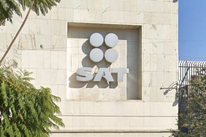 SAT alerta por empresas fantasma y facturas falsas en 2026 Fachada exterior del edificio del Servicio de Administración Tributaria SAT en México bajo la luz del día.