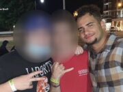 Condena en Alabama: Zachary Profozich recibe 30 años de prisión Joven Schuyler Bradley sonriendo junto a amigos por la noche en una calle de Alabama antes del incidente de 2020.