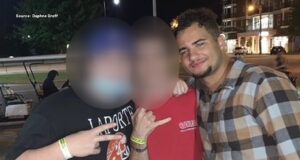 Condena en Alabama: Zachary Profozich recibe 30 años de prisión Joven Schuyler Bradley sonriendo junto a amigos por la noche en una calle de Alabama antes del incidente de 2020.