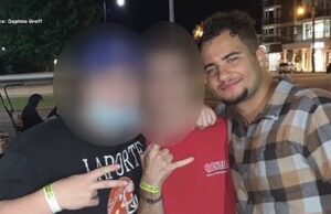 Condena en Alabama: Zachary Profozich recibe 30 años de prisión Joven Schuyler Bradley sonriendo junto a amigos por la noche en una calle de Alabama antes del incidente de 2020.