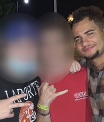 Condena en Alabama: Zachary Profozich recibe 30 años de prisión Joven Schuyler Bradley sonriendo junto a amigos por la noche en una calle de Alabama antes del incidente de 2020.