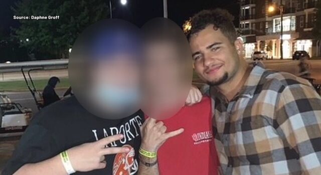 Condena en Alabama: Zachary Profozich recibe 30 años de prisión Joven Schuyler Bradley sonriendo junto a amigos por la noche en una calle de Alabama antes del incidente de 2020.