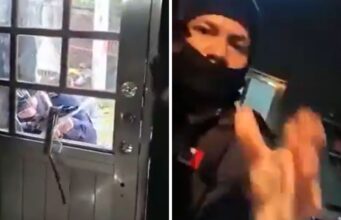 Secuestro de Roxana Ramírez en Veracruz alerta a medios Captura de video que muestra a un sujeto encapuchado y la destrucción de una puerta de aluminio durante el secuestro de Roxana Ramírez.