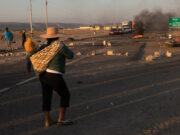 Seguridad en Tacna se refuerza por crisis en la frontera Protesta y bloqueo vial en la carretera hacia Tacna y La Yarada durante crisis fronteriza de Perú.