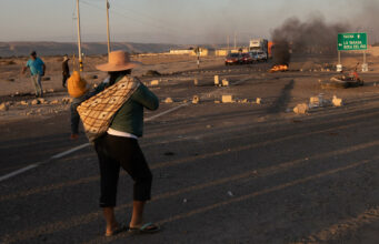 Seguridad en Tacna se refuerza por crisis en la frontera Protesta y bloqueo vial en la carretera hacia Tacna y La Yarada durante crisis fronteriza de Perú.