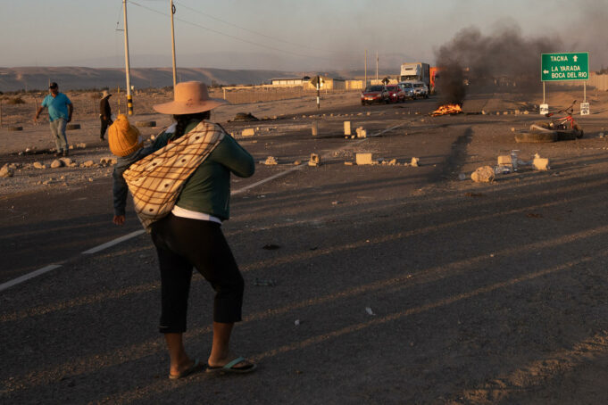 Seguridad en Tacna se refuerza por crisis en la frontera Protesta y bloqueo vial en la carretera hacia Tacna y La Yarada durante crisis fronteriza de Perú.