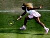 Serena Williams cae en Berlín durante su gira sobre césped La tenista estadounidense Serena Williams estira el brazo para golpear la pelota con su raqueta sobre césped.