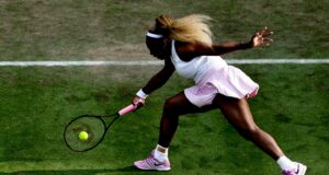 Serena Williams cae en Berlín durante su gira sobre césped La tenista estadounidense Serena Williams estira el brazo para golpear la pelota con su raqueta sobre césped.