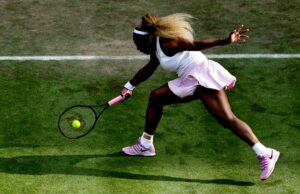 Serena Williams cae en Berlín durante su gira sobre césped La tenista estadounidense Serena Williams estira el brazo para golpear la pelota con su raqueta sobre césped.