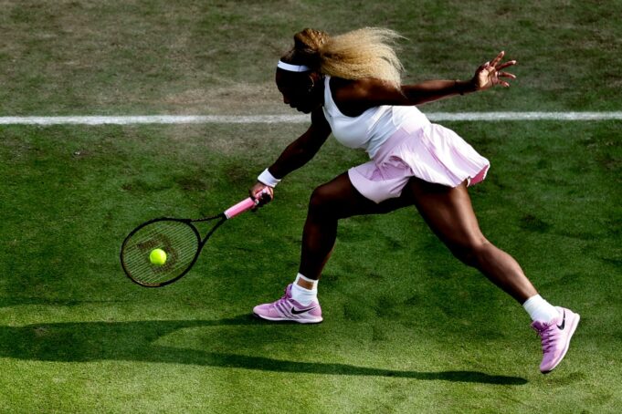Serena Williams cae en Berlín durante su gira sobre césped La tenista estadounidense Serena Williams estira el brazo para golpear la pelota con su raqueta sobre césped.