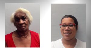 Maltrato infantil en guardería de Talladega deja dos condenadas Fotografías de fichaje policial de Shirley Curry y Jasmine Ragland, acusadas de maltrato infantil en una guardería.