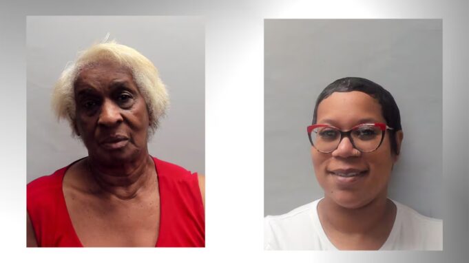 Maltrato infantil en guardería de Talladega deja dos condenadas Fotografías de fichaje policial de Shirley Curry y Jasmine Ragland, acusadas de maltrato infantil en una guardería.