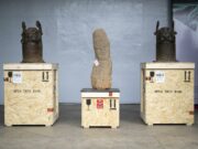 Suiza devuelve a Nigeria tesoros coloniales del Reino de Benín Tres valiosos artefactos coloniales del Reino de Benín colocados sobre cajas de transporte de madera listas para su devolución.