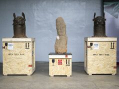 Suiza devuelve a Nigeria tesoros coloniales del Reino de Benín Tres valiosos artefactos coloniales del Reino de Benín colocados sobre cajas de transporte de madera listas para su devolución.