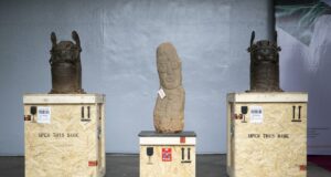 Suiza devuelve a Nigeria tesoros coloniales del Reino de Benín Tres valiosos artefactos coloniales del Reino de Benín colocados sobre cajas de transporte de madera listas para su devolución.