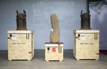 Suiza devuelve a Nigeria tesoros coloniales del Reino de Benín Tres valiosos artefactos coloniales del Reino de Benín colocados sobre cajas de transporte de madera listas para su devolución.