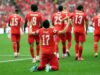 Suiza vence a Canadá y lidera el Grupo B El futbolista Rubén Vargas celebra de rodillas en el césped tras anotar un gol con Suiza frente a Canadá.