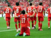 Suiza vence a Canadá y lidera el Grupo B El futbolista Rubén Vargas celebra de rodillas en el césped tras anotar un gol con Suiza frente a Canadá.