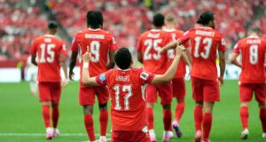 Suiza vence a Canadá y lidera el Grupo B El futbolista Rubén Vargas celebra de rodillas en el césped tras anotar un gol con Suiza frente a Canadá.