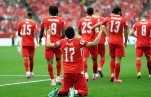 Suiza vence a Canadá y lidera el Grupo B El futbolista Rubén Vargas celebra de rodillas en el césped tras anotar un gol con Suiza frente a Canadá.