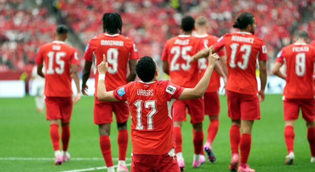 Suiza vence a Canadá y lidera el Grupo B El futbolista Rubén Vargas celebra de rodillas en el césped tras anotar un gol con Suiza frente a Canadá.