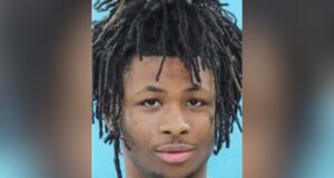 Alerta en Alabama: buscan a joven por robo a mano armada Retrato policial de Tavion Harris, joven de 18 años buscado por robo con arma mortal en el condado de Calhoun.