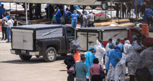 Terremoto en Venezuela: Los Silos operan como morgue improvisada Personal médico y familiares junto a unidades de traslado en la morgue improvisada tras el terremoto en Venezuela.