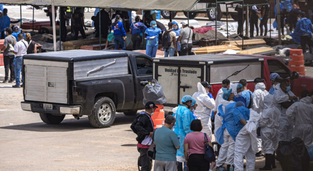 Terremoto en Venezuela: Los Silos operan como morgue improvisada Personal médico y familiares junto a unidades de traslado en la morgue improvisada tras el terremoto en Venezuela.