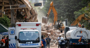 Terremotos en Venezuela causan severa crisis humanitaria Ambulancia de Salud Chacao y maquinaria pesada remueven escombros tras los devastadores terremotos en Venezuela.