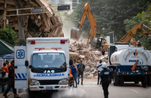 Terremotos en Venezuela causan severa crisis humanitaria Ambulancia de Salud Chacao y maquinaria pesada remueven escombros tras los devastadores terremotos en Venezuela.