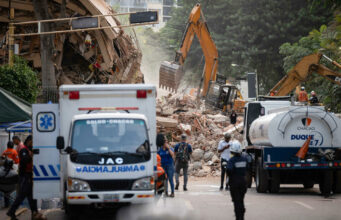 Terremotos en Venezuela causan severa crisis humanitaria Ambulancia de Salud Chacao y maquinaria pesada remueven escombros tras los devastadores terremotos en Venezuela.
