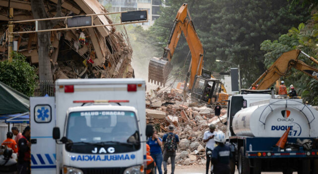 Terremotos en Venezuela causan severa crisis humanitaria Ambulancia de Salud Chacao y maquinaria pesada remueven escombros tras los devastadores terremotos en Venezuela.