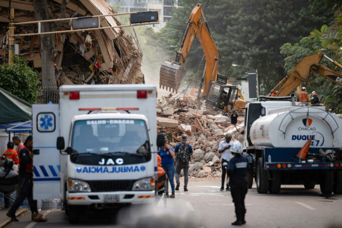 Terremotos en Venezuela causan severa crisis humanitaria Ambulancia de Salud Chacao y maquinaria pesada remueven escombros tras los devastadores terremotos en Venezuela.