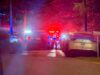 Tiroteo en Birmingham deja dos muertos tras ataque armado Patrullas policiales con luces rojas y azules encendidas acordonan una calle por tiroteo en Birmingham.