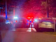 Tiroteo en Birmingham deja dos muertos tras ataque armado Patrullas policiales con luces rojas y azules encendidas acordonan una calle por tiroteo en Birmingham.