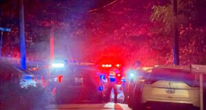 Tiroteo en Birmingham deja dos muertos tras ataque armado Patrullas policiales con luces rojas y azules encendidas acordonan una calle por tiroteo en Birmingham.