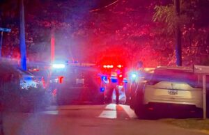 Tiroteo en Birmingham deja dos muertos tras ataque armado Patrullas policiales con luces rojas y azules encendidas acordonan una calle por tiroteo en Birmingham.